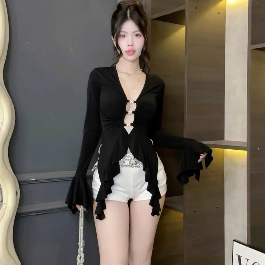 Áo nhũ cổ v 3 khoen cài qua tay dài loe to tua rua tà rủ đẹp x Women Top Nhung