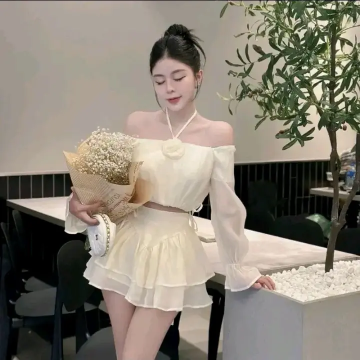Sét voan tơ cổ yếm kèm chân váy bèo tầng