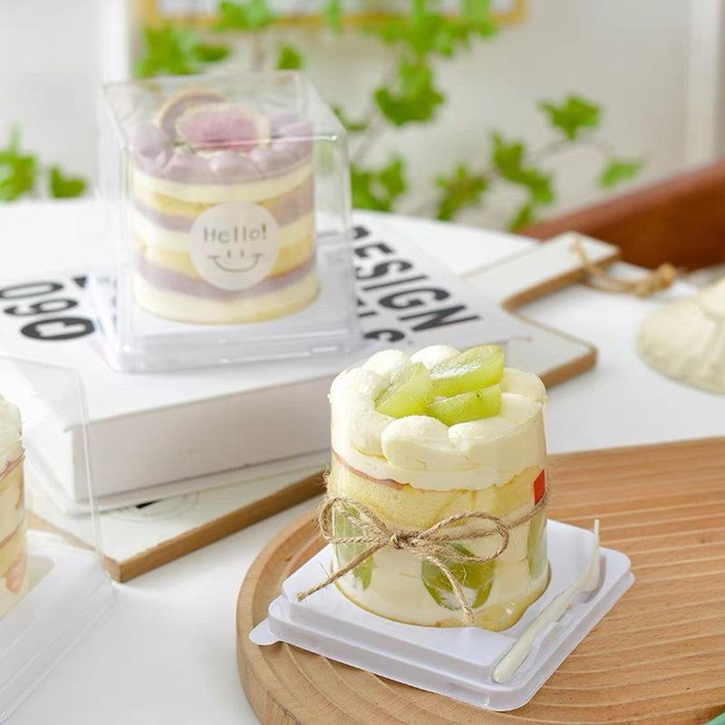 Hộp nhựa đựng các loại bánh Mousse / Tiramisu đế vuông lõi tròn nắp trong kèm nĩa 2