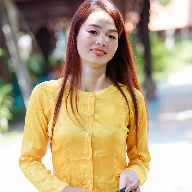 SÉT ÁO LẺ, QUẦN LẺ  BÀ BA TRUYỀN THỐNG GẮM HOA,GẤM 2 DA, QUẦN LƯNG BẢN PHÍA SAU, KẾT HỢP TÚI TRONG PHONG CACH HIỆN ĐẠI TRẺ TRUNG, PHONG CÁCH TRUYỀN THỐNG, LỊCH LÃM XINH ĐẸP, 100% LỤA TẰM ƯỚC, TẶNG KÈM CỘT TÓC XINH Kem Women Sen Dress   dài 3