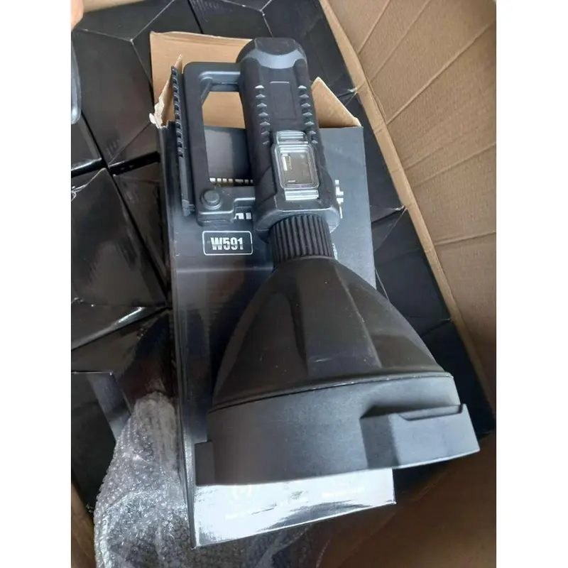 Đèn pin chiếu xa trên 500m W591 bóng XHP70 có độ sáng cao,có chân đế hỗ trợ cố định hướng chiếu đèn. 8
