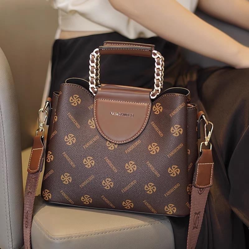 Túi Xách nữ Công Sở Hoa Chong Chóng - Da PU Có hoa Màu nâu - hình vuông , phong cách công sở, hàng 3 ngăn có khoá kéo miệng - có dây dù bản to đeo chéo , quai sắt mix dây xách  tay - Kt : 24*12*19(cm) ; tl 400g Bag