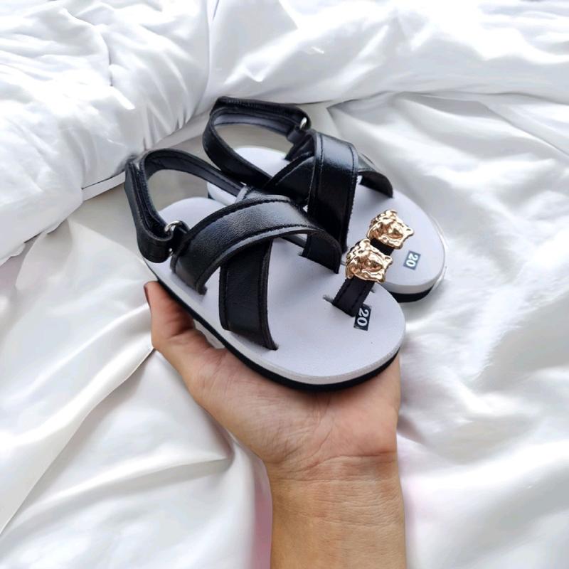 Giày quai chéo đen trắng cho bé trai xỏ ngón chất liệu da mềm Sandal Dép Sandal