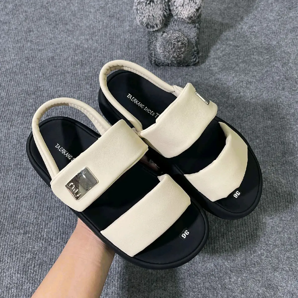 Giày sandan 2 quai ngang,đế cao 3cm,5cm,chân quai có may viền xung quanh chất chấn.
