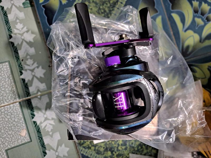 máy câu cá ngang titan ánh tím máy nồi kim loại