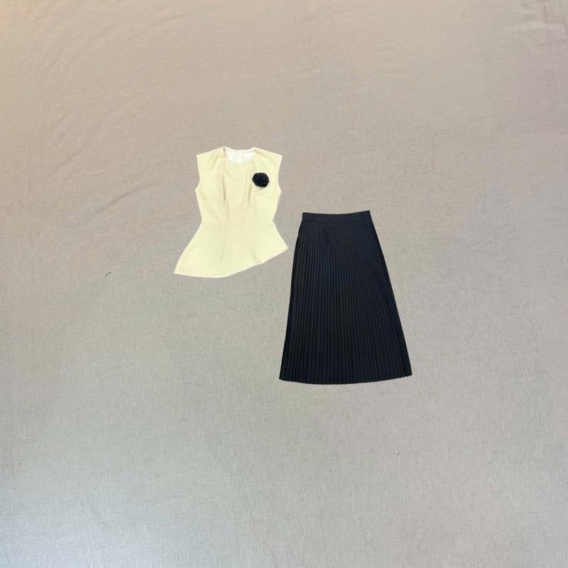 Set áo váy thiết kế CRAZYTEEN S5573 dành cho nữ gồm áo kiểu lệch tà tay ngắn và chân váy dập ly để đi chơi ( Áo lệch tà/ Chân váy/ Tag hoa )