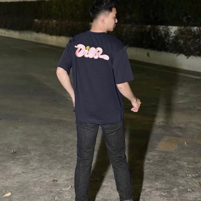 Áo phông dì o vải cotton thêu chữ rắn sau lưng boy phố 5