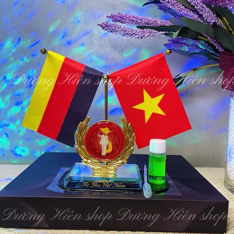 Bộ cờ Việt - Đức trang trí taplo ô tô , bàn làm việc, làm quà cho bạn bè , đồng nghệp 1