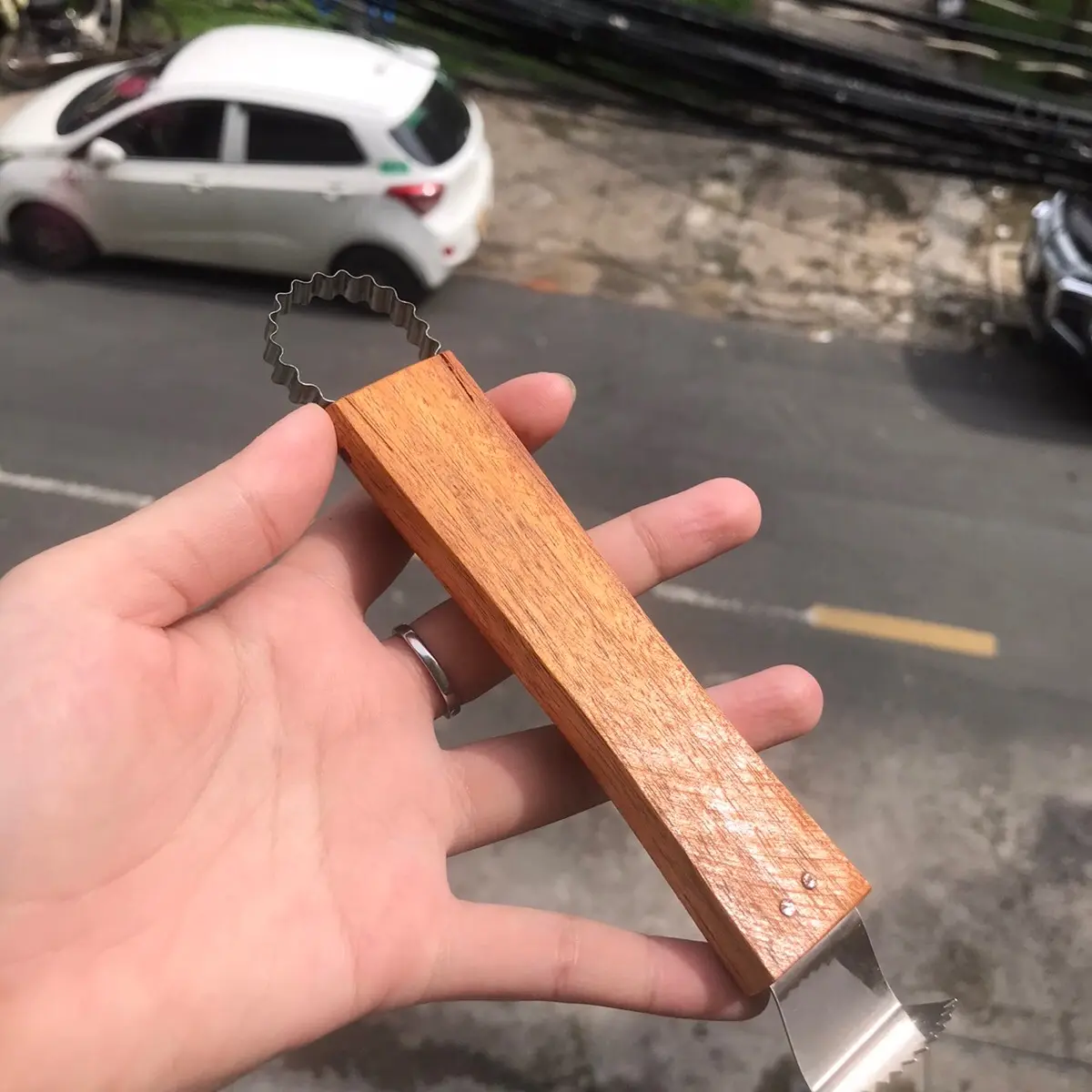 1 cái bàn nạo sợi dừa Rám