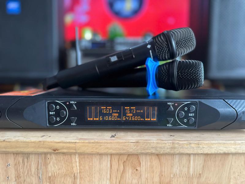 Mic KMC18 Mới Chất Âm Hay Khỏe Dễ Hát Dễ Dàng Sử Dụng Kết Nối Loa Kéo Vang Karaoke Amply