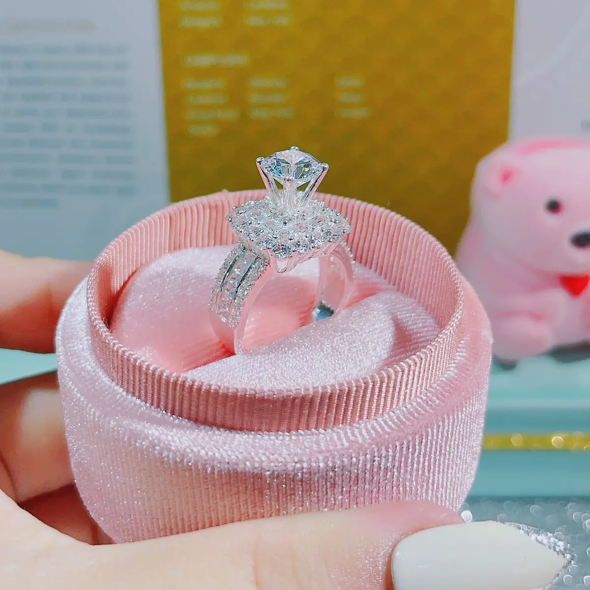 Nhẫn xòn mặt vuông