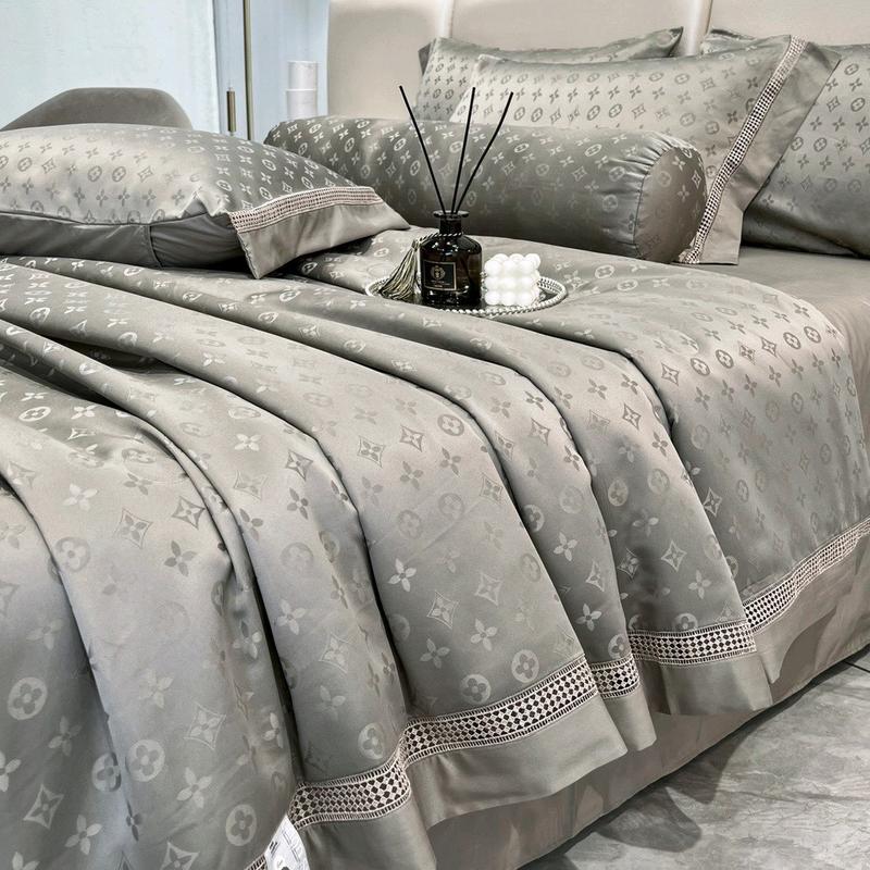 Trọn bộ 5 món chăn ga gối lụa Jacquard mềm mịn như lướt trên da, họa tiết Monogram kết hợp viền ren toát lên vẻ sang trọng, đẳng cấp, gồm 1 chăn trần bông hè, 2 vỏ gối đầu, 1 ga giường, 1 vỏ gối ôm có khóa kéo