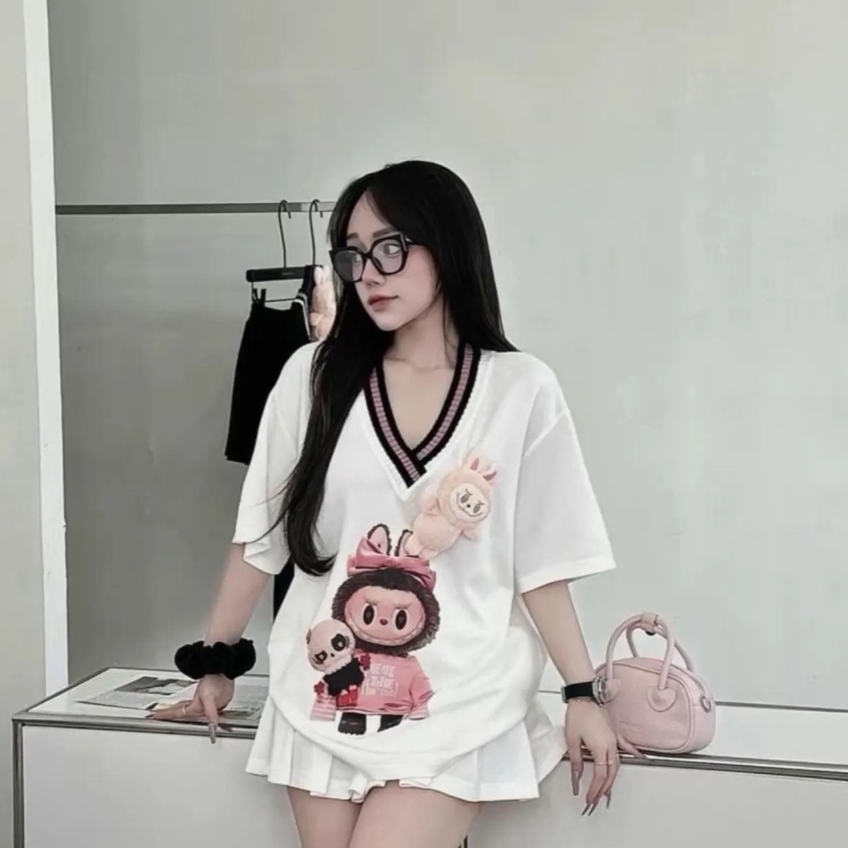 Áo Phông Nữ  Cổ Chữ V Bo Len Phối Gấu Đính Ngực Dáng Freesize Women Top , Kèm Gấu. aos weaternu