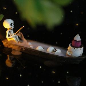 Quemador de incienso con diseño creativo de barco de pesca con esqueleto, efecto de humo que fluye hacia atrás, incluye palitos de incienso y bloques de fragancia, regalo de Halloween, aromático