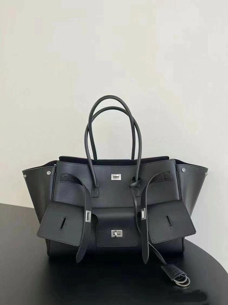 Product Introduction of 2025 New Roden Lock Tote Bag Large Capacity Neutral Motorcycle Wings Style Bag Leather Shoulder Bag Tote Bag 7