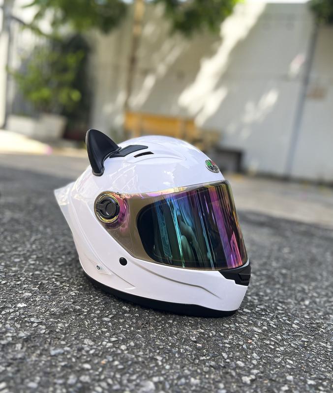 Nón bảo hiểm fullface agu trắng bóng tặng tai mèo đen và đuôi gió trong 2024 Helmet