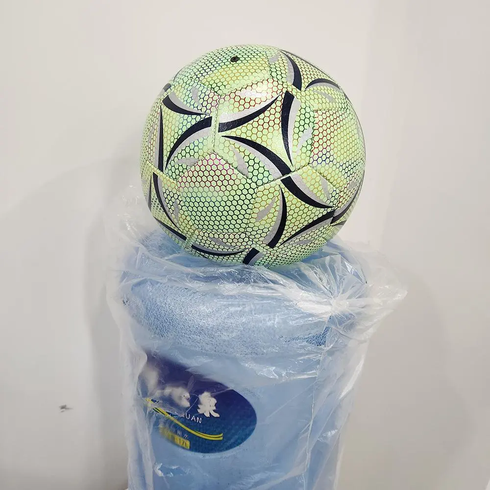 ゆ*ん様 激レア！フライダーク　サッカーボール 暗闇で光るサッカーボール（サイズ5）、収納バッグ、空気入れ