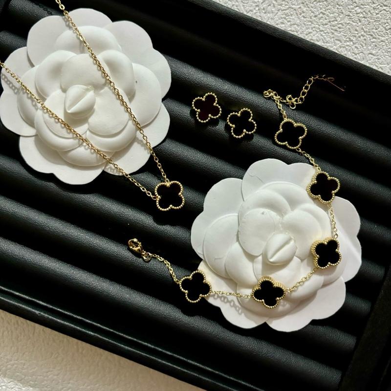 Bộ Set Cỏ Bốn Lá Titan Size 12mm (Bao Gồm 3 Món Bông Tai/ Dây Chuyền/ Lắc Tay)