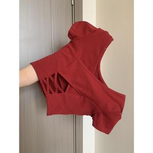 เสื้อยืดแขนสั้นสีแดงไหล่ Duohui สำหรับผู้หญิง ใส่หน้าร้อน สลิมมิ่ง สไตล์สาวฮอต เหมาะสำหรับโยคะ ดีไซน์สวยๆ ดีไซน์เปลือยหลัง เสื้อสั้น Clothing Lady Women