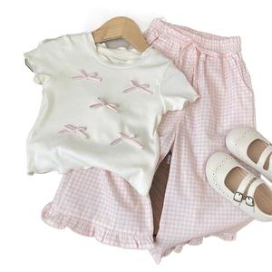 เสื้อยืดโบว์ฤดูร้อน เด็กผู้หญิง ลายสก๊อตและลูกไม้ กางเกงขากว้าง สไตล์เกาหลี ชุดสูทสองชิ้นยอดนิยม เหมาะสำหรับเด็กผู้หญิง ปี 2024 มาใหม่