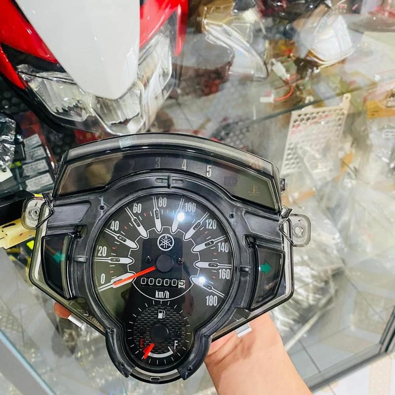 Đồng hồ lc 135 v6 v7 gắn được hết nha anh em dây gắn như zin không phải chế cháo nền trắng nha ae mình ơi