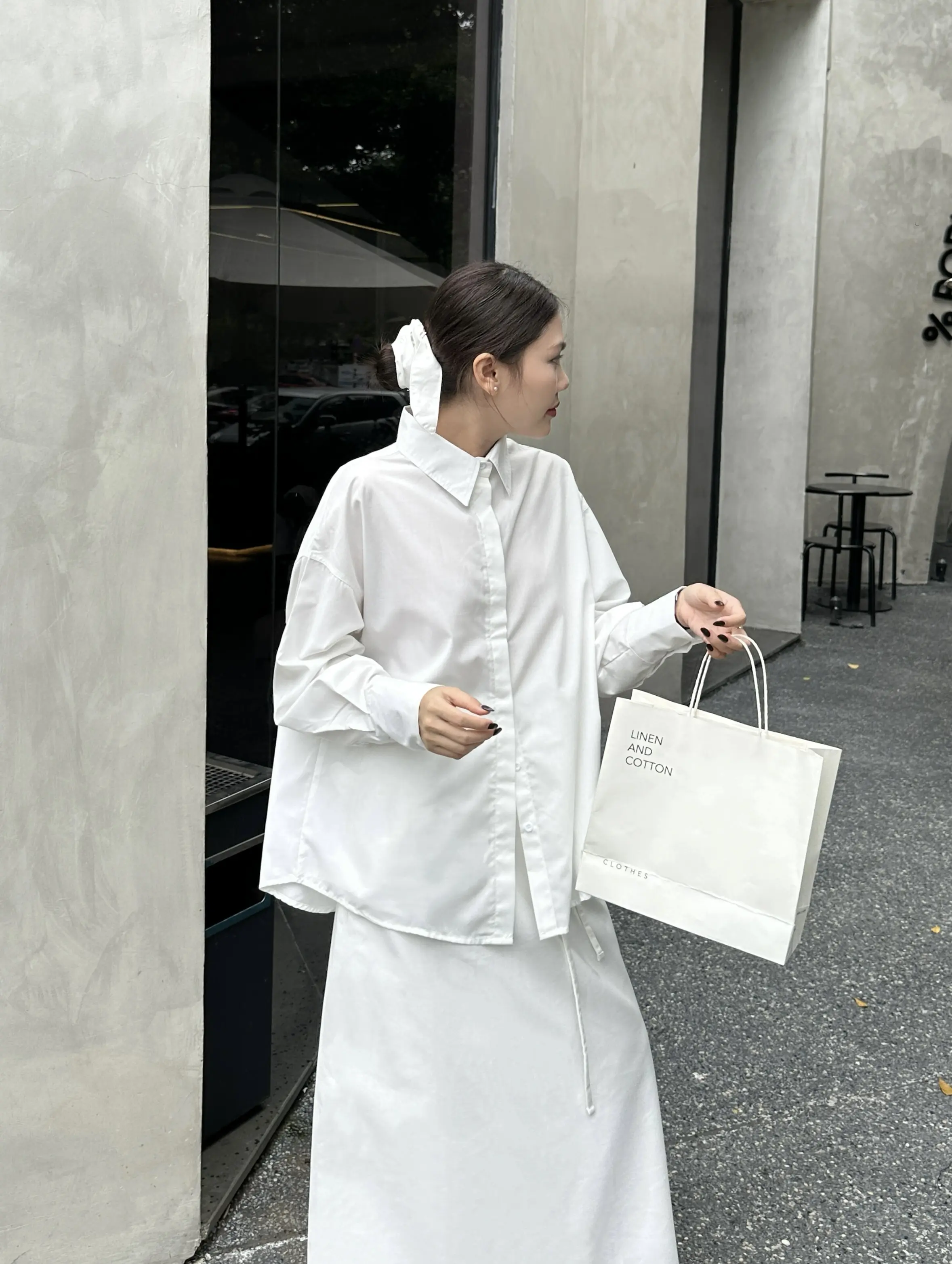 Áo sơmi basic form rộng nút ẩn | SOMS | Cely Shirt