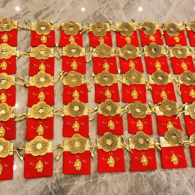 Đồng xu hoa mai . Túi rút đỏ ông thần tài .... Cho 1 năm “ Chiêu tài - sai Lộc , Chiêu tài - bình an “ 1 hoa mai kim tiền + 1 túi rút đỏ may mắn ông thần tài )  Có Cách sử dụng hiệu quả - may mắn