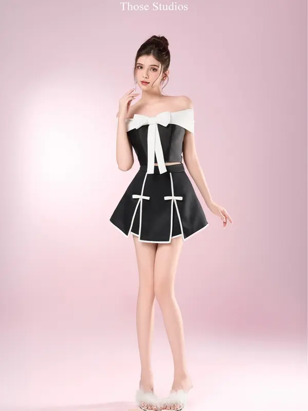 THOSE STUDIOS Áo croptop trễ vai bánh bèo màu đen phối trắng Della Top 2