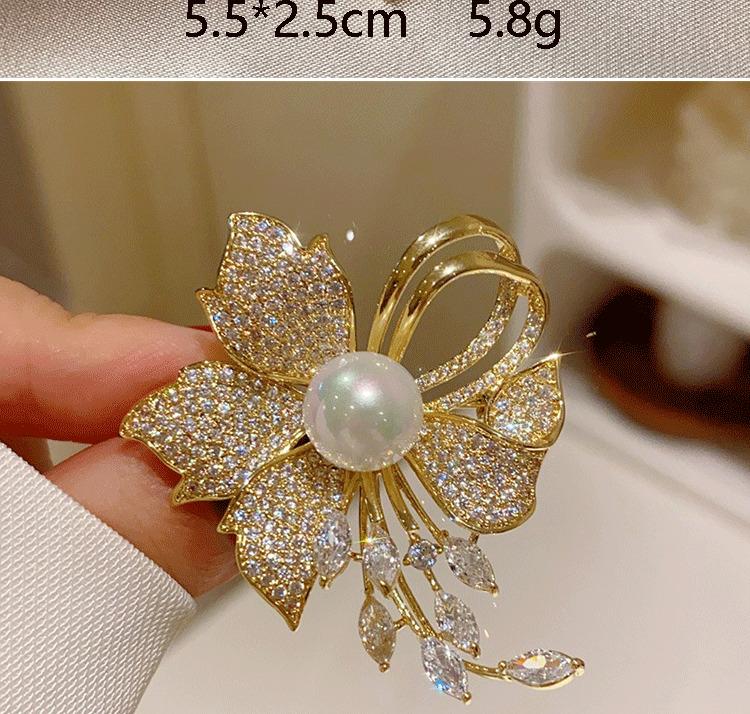 Product Introduction of Flower pearl studded diamond brooch anti glare buckle brooch chest flower small brooch 2