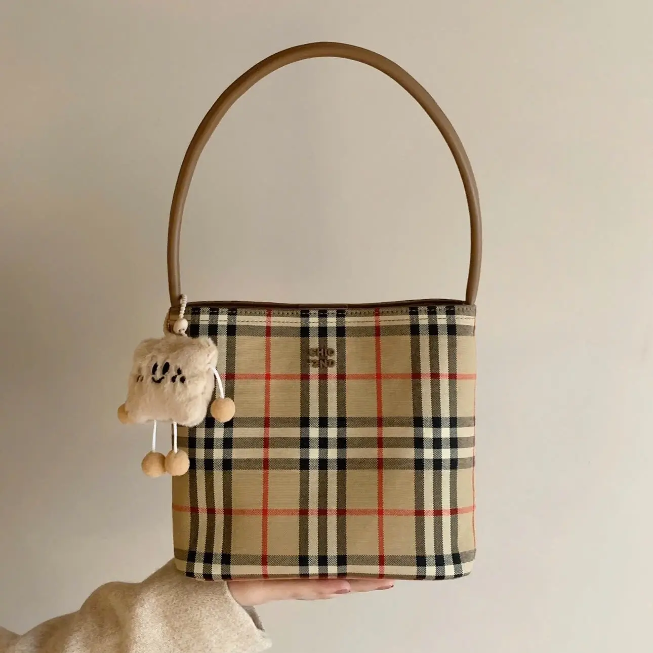 yixiaaa Túi tote kẻ hoạ tiết chio kèm charm gấu Bag Nữ Chữ Nhật