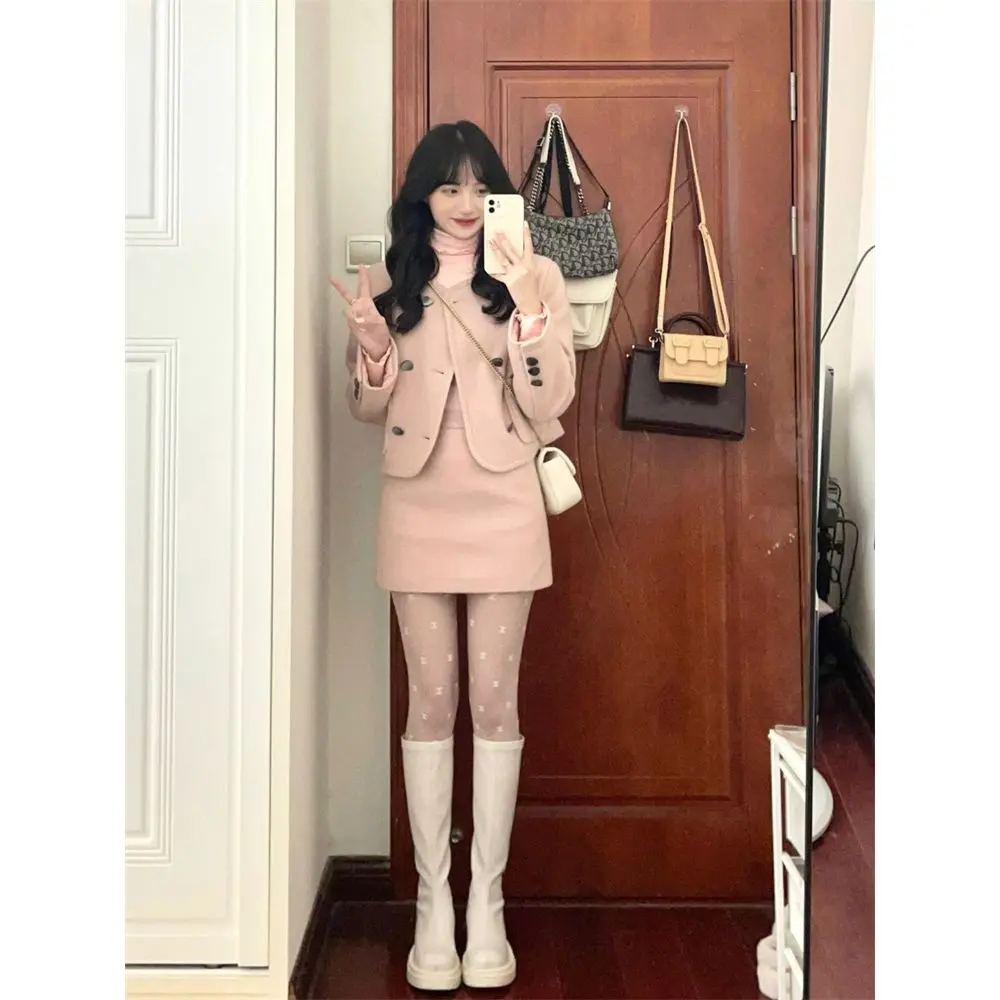 Bộ Áo Khoác Và Váy Len Ngắn, Màu Hồng Nhỏ Chất Lượng Cao, Phong Cách Cổ Điển, Dáng Ôm, Thích Hợp Cho Quần Áo Đầu Mùa Đông, Có Bộ Đồ Tùy Chỉnh Sang Trọng Cao Cấp, Mặt Hàng Hot Trên TikTok, Còn Hàng Nữ Women Top Jacket Kem