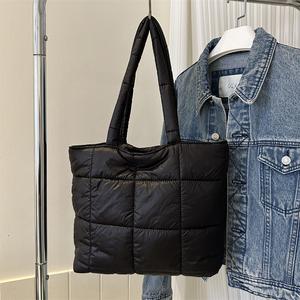 Beg Tangan Bahu Tunggal Berkuilt, Fesyen, Ketibaan Baru, Kapasiti Besar, Gaya Korea, Warna Pepejal, Diperbuat daripada Kapas Bawah, Kasual, Bersulam, Bergaya Tote Bags