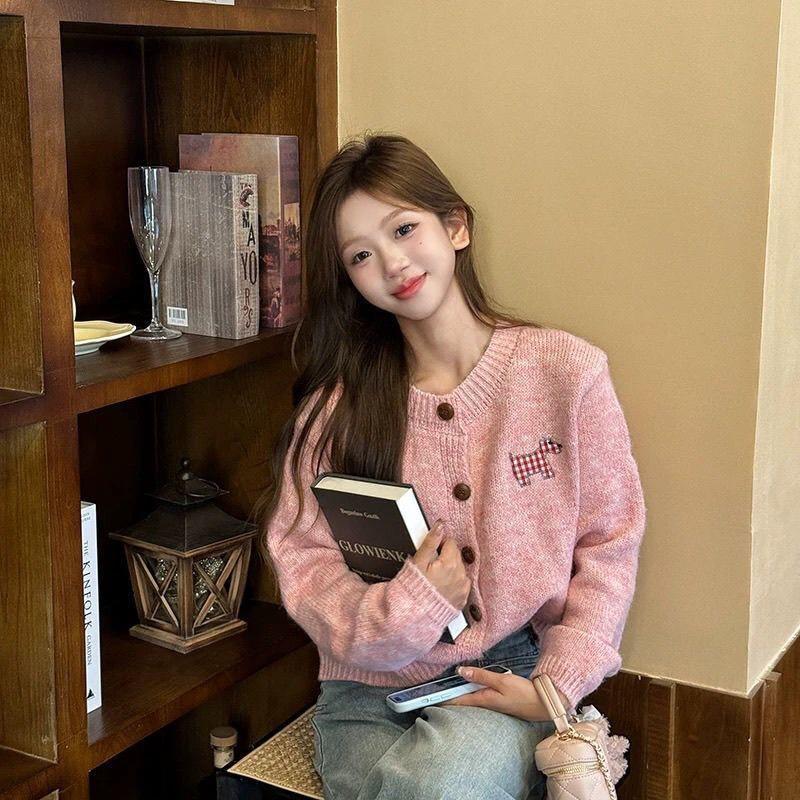 Áo Khoác Len Thêu Logo Chó Kẻ karo Xinh Xắn,Len Lông Thỏ Tạo Điểm Nhấn Nổi Bật Cho Áo. Áo Khoác Mùa Đông Phong Cách Hàn Quốc 2024 Camcloset top Women