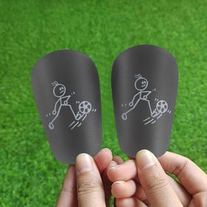 ミニマスターサッカーシンガード（1ペア）。足にしっかりフィットする軽量・快適仕様。男女兼用で、トレーニングや試合用に最適なサッカー用プロテクター。