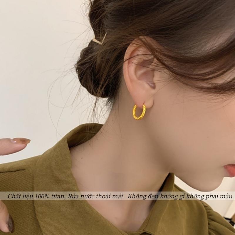  Bông tai tròn trơn viền size 18mm. Titan 18k. tắm giặt tiếp xúc nước thoải mái không đen hoen gỉ không dị ứng da bền màu 1-2 năm. Tiếp xúc nước thoải mái. Bông tai Kim Tuyến 