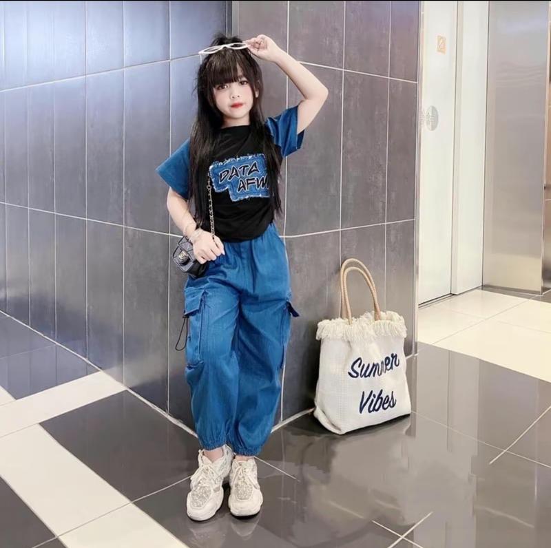  bộ quần áo bé gái   quần áo cho bé  mẫu bò thêu chữ cộc tay cổ tròn  13--35kg,chất bò mềm co dãn thấm mút mồ hôi mặc thoải mái dễ chụi 