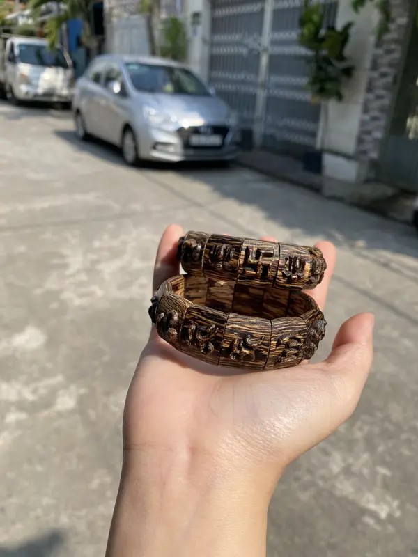 Vòng đeo tay Trầm Hương Sánh Chìm Khắc nổi Omani. Hương thơm vĩnh viễn 2