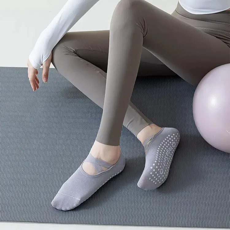 AOLITE Kaos Kaki Invisible Anti Slip Yoga Pilates Wanita 35-39 1