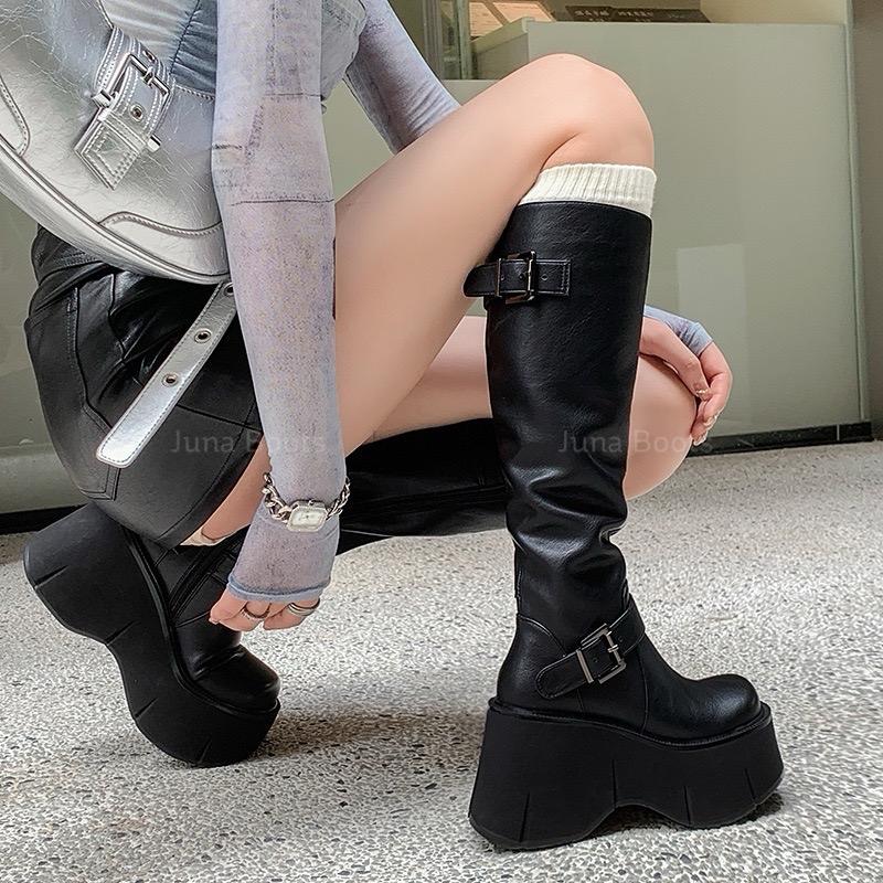 Giày Bốt Dài Đế Xuồng Cao Tôn Dáng - Boots Nữ Da Mềm Chạm Gối Khoá Cạnh Hách Dáng JunaBoots