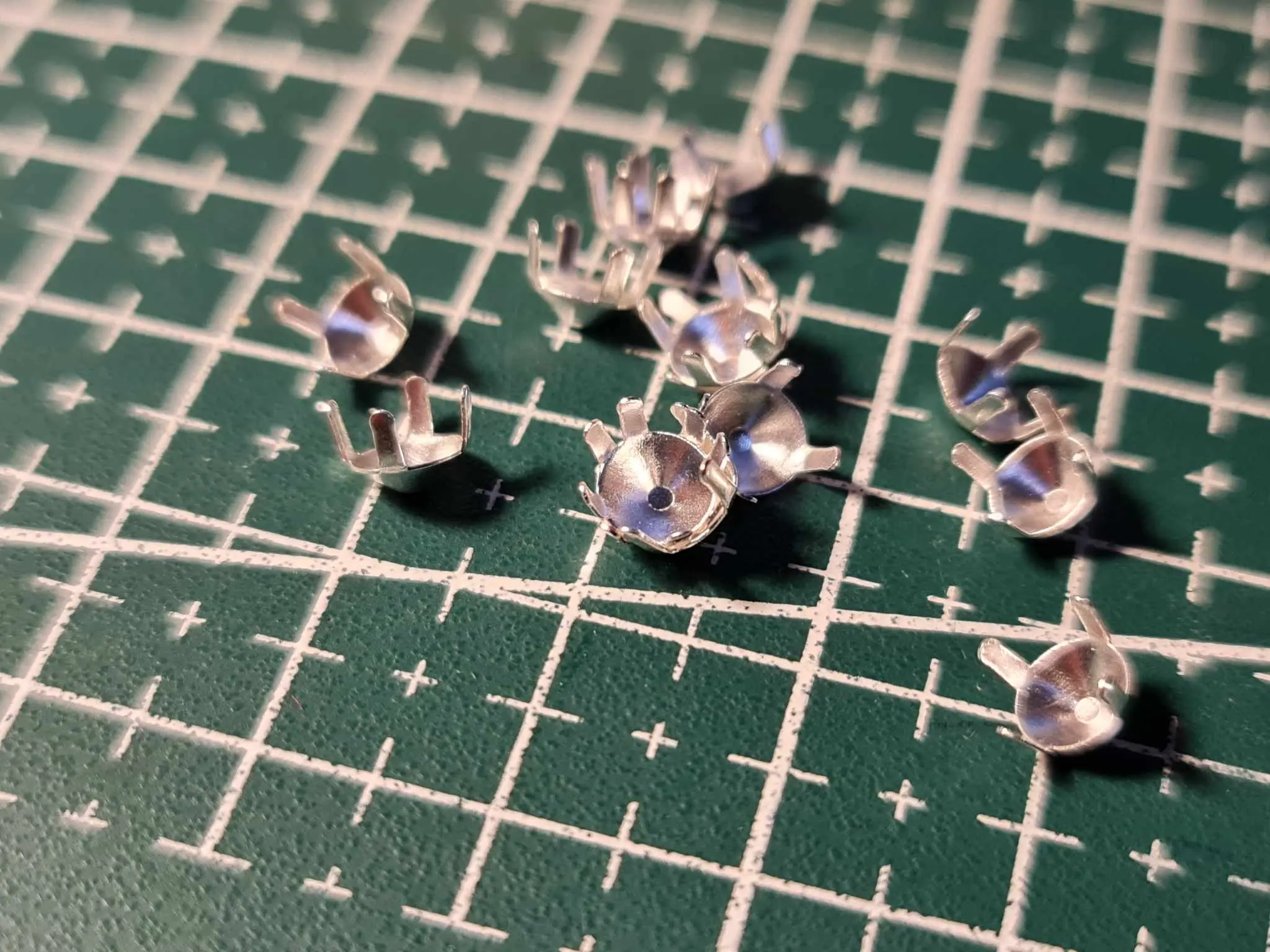 หนามเตย 4 ขา ขนาด 5 mm./ เพชรกระจก เบอร์ 20