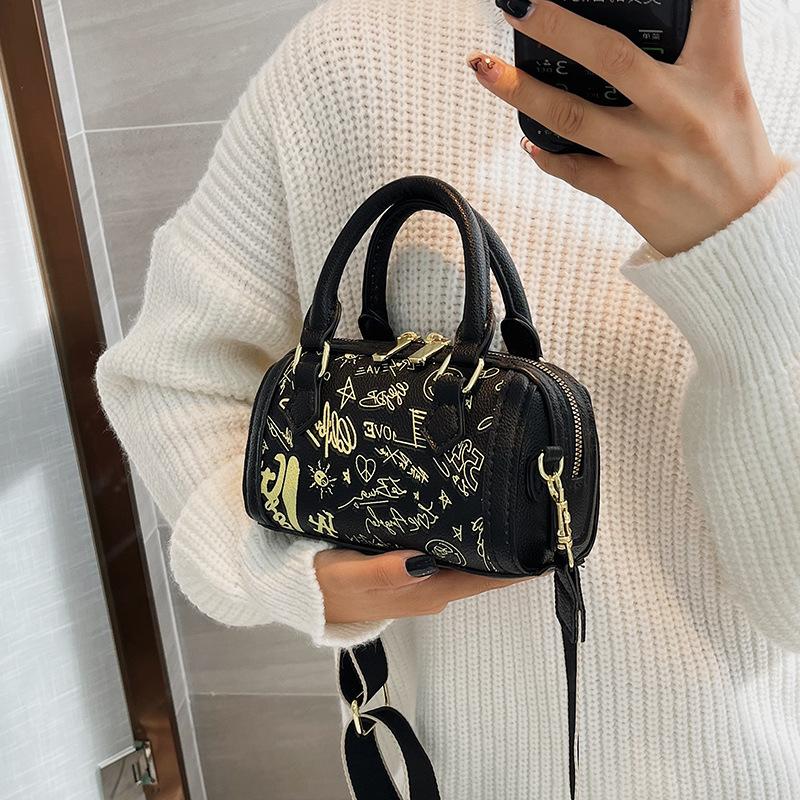 Product Introduction of Chila Bag - Terlaris Tas Selempang Wanita Terbaru Lucu Cantik Terlaris Slimbag Tas Cewek Tas lebaran Kulit Hitam 0