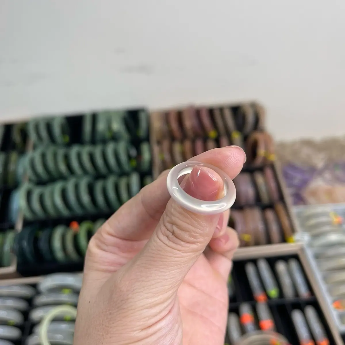 Nhẫn dạng mảnh màu trắng ngà bnq cho chị em phụ nữ