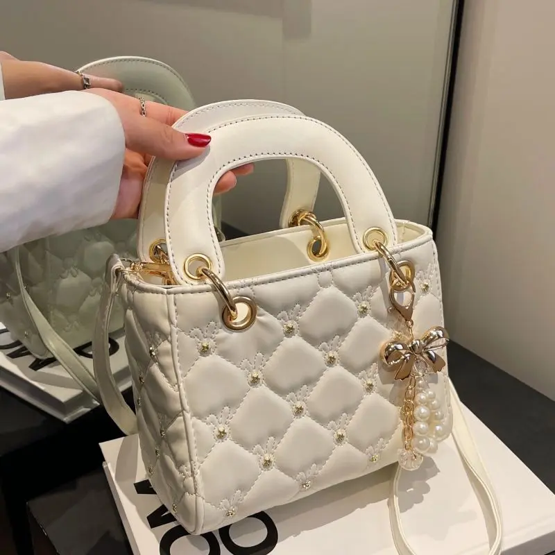 Túi Diana túi Messenger Đeo Vai Thời Trang Sang Trọng Giá Cả Phải Chăng Mùa Xuân / Mùa Hè 2024 Cho Nữ Túi Xách Phong Cách Phương Tây Cao Cấp Độc Đáo Ins Bag