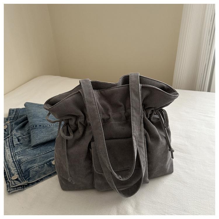 Product Introduction of New Korean Style Simple Shoulder Bag for Women with Drawstring Design, Fashionable Niche Commuter Underarm Bag, Elegant Versatile Handbag 10