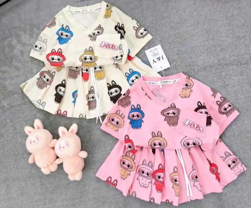COMBO 2 SET: Bộ Váy Xếp Li- Áo Cộc Cổ Tim Nhiều Hình LABUBU Ngộ Nghĩnh Dành Cho Bé Gái Từ 9-44kg, Chất Liệu Cotton Vô Cùng Thông Thoáng Và Mềm Mại.