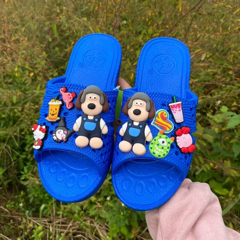 Dép tổ ong Kèm 2 Chó và 8 sticker với nhiều màu yêu thích,charm dễ thương cho khách tha hồ lựa chọn size 35 đến 43 7
