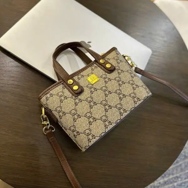 Làn gấu size 18 đựng vừa điện thoại cho nữ phom dày dặn cứng cáp Bag 4