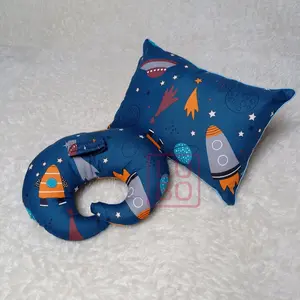 Paket hemat bantal bayi dan dot holder dari Lubo.  Bantal bayi yang empuk . Dot holder yang praktis untuk menjaga dot tetap bersih dan rapi digunakan untuk anak-anak yang membutuhkan kenyamanan saat tidur atau saat makan menggunakan botol susu. .