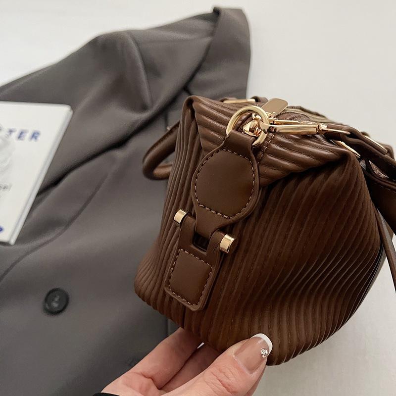 Product Introduction of High-quality Hand-held Bowling Bag Women's Autumn and Winter Simple and Fashionable Shoulder Bag Feeling Messenger Bag Bag 6609-521 7