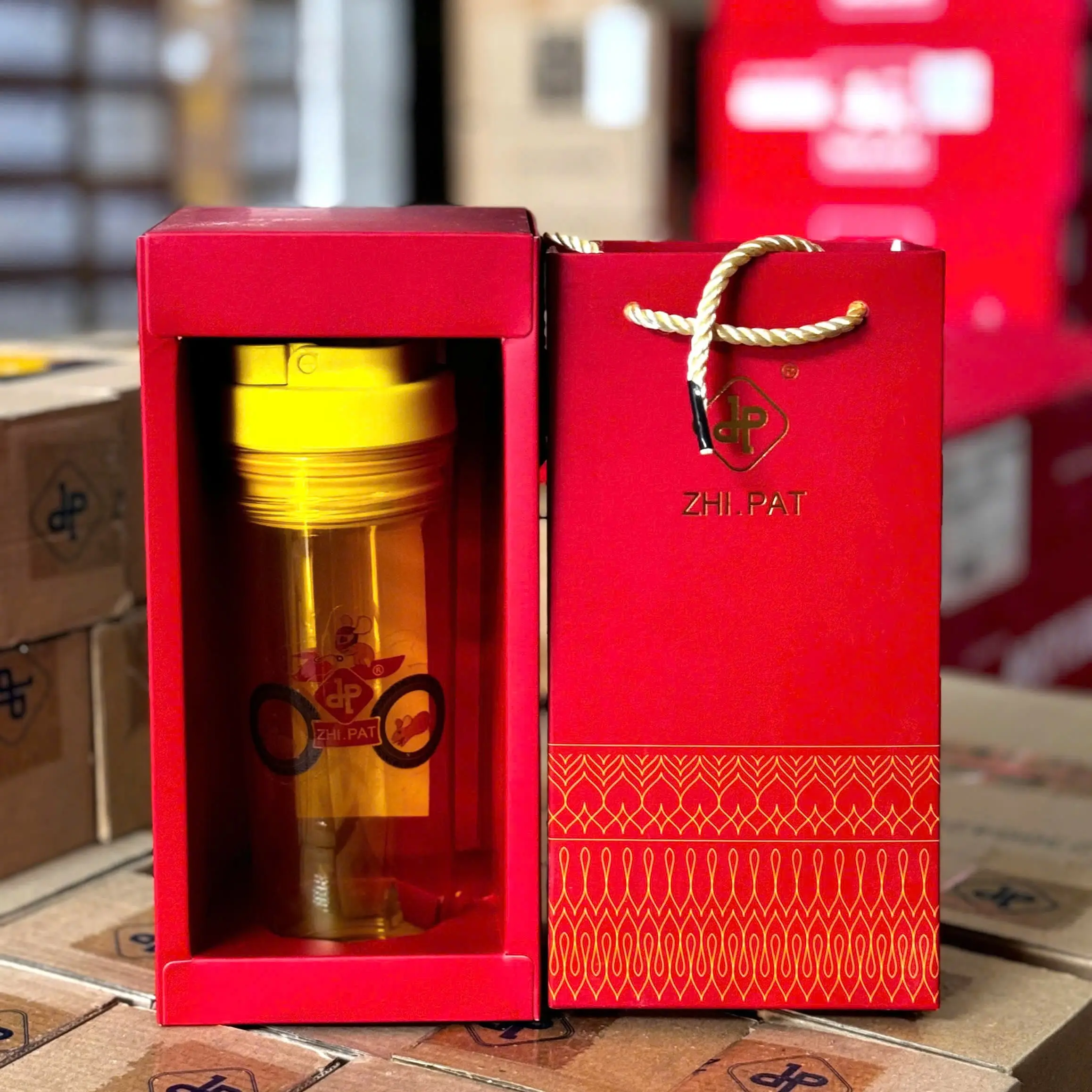 Quà tặng phụ kiện ngẫu nhiên khi mua sản phẩm từ Shop2banh: Nón kết, móc khóa, bình nước, găng tay,...